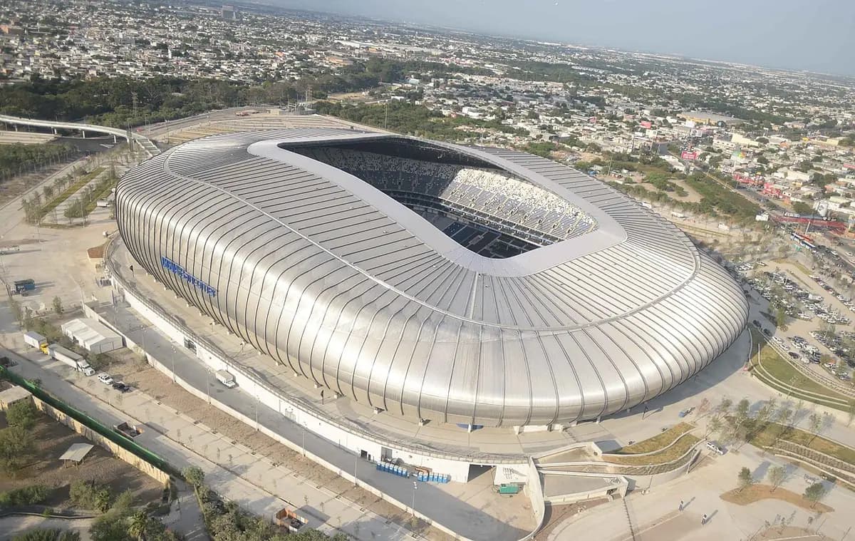 El Estadio BBVA, en Guadalupe, con el Cerro de la Silla al fondo.